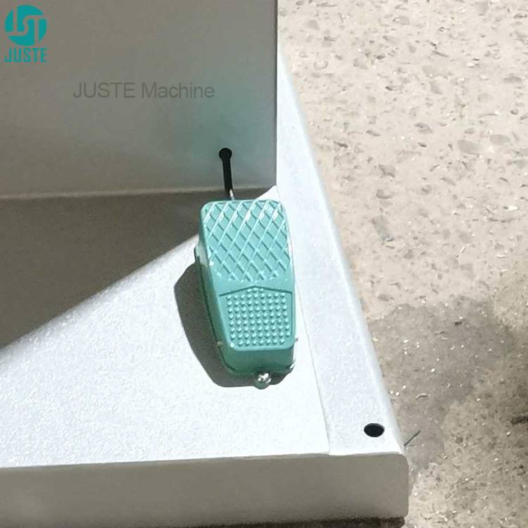 Aluminium tampondrukmachine met 2 kleuren inktcups en voetschakelaar.
