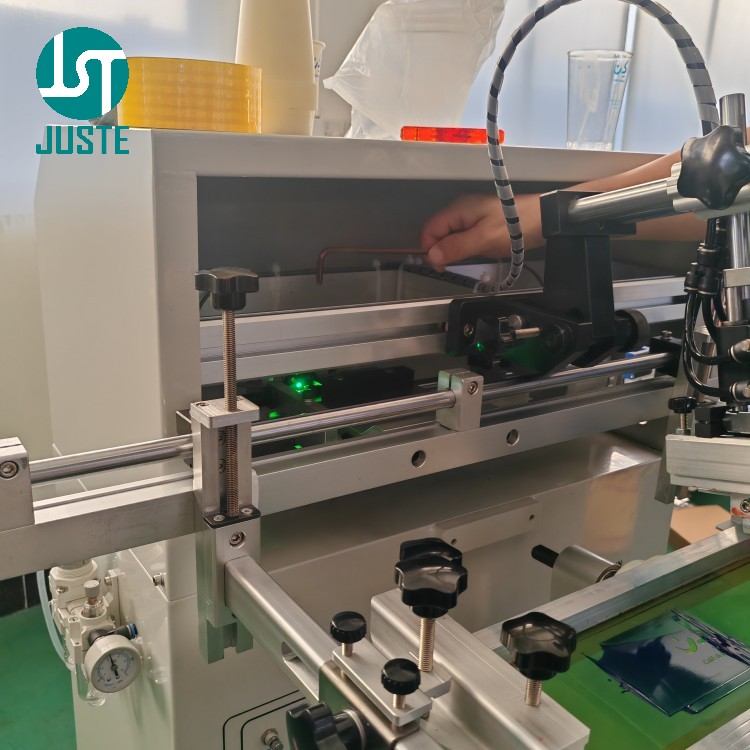 Adjusting semi automatic cup screen printing machine for ovoid thermal flask printing