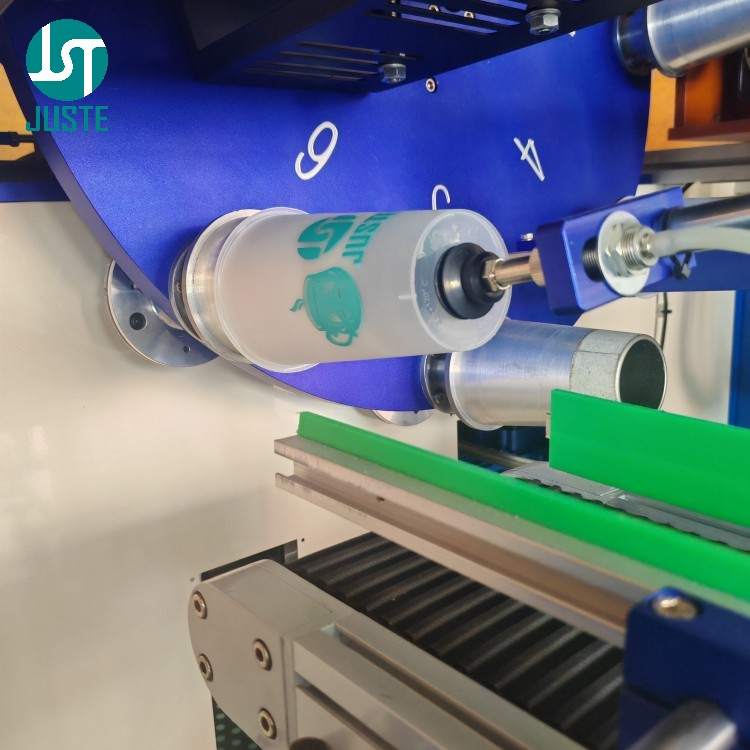 Automatic unloading arm with vacuum suction for printed cups