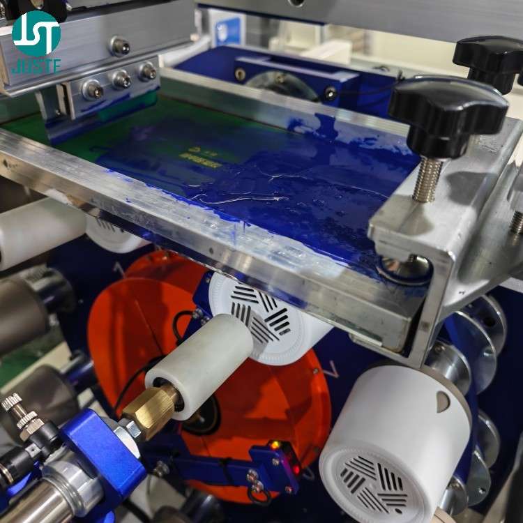 Printing station of cylindrical screen printing machine with squeegee and screen frame