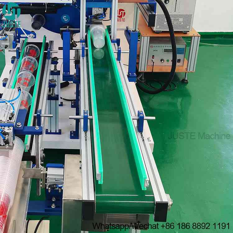 stampante serigrafica per tazze in PP completamente automatica con nastro trasportatore di carico stampante serigrafica per tazze in PP completamente automatica con nastro trasportatore di carico